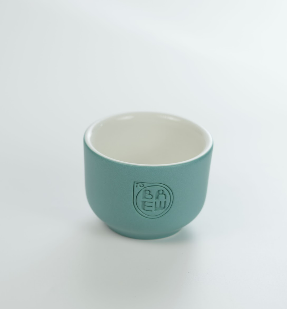 لتحضير القهوة، استخدم كوبًا سيراميكيًا سعة 150 مل